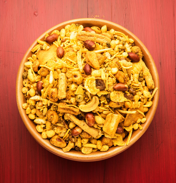 Tradiční indické smažený slané jídlo - chivda nebo směsi nebo farsan nebo farsaan z gram mouky a směsi s Suché plody - Fotografie, Obrázek