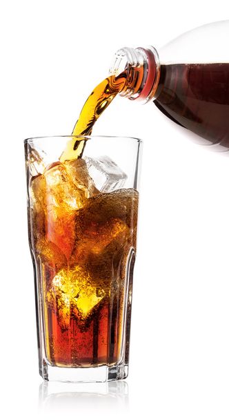 Cola versata nel bicchiere con ghiaccio
 - Foto, immagini