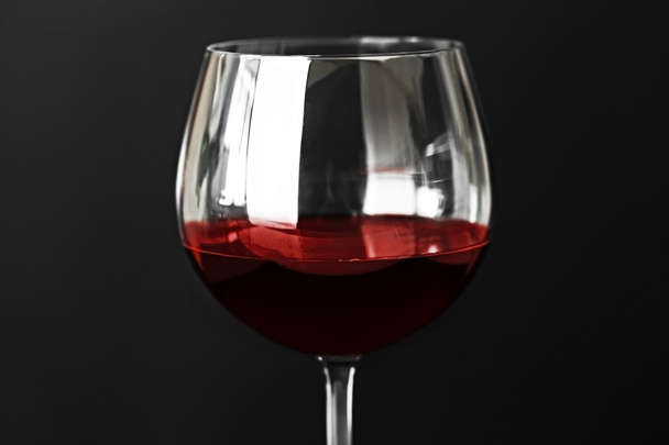 Red wine in glass - Foto, afbeelding