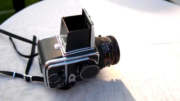 la telecamera Hasselblad è sdraiata su un tavolo bianco
 - Filmati, video