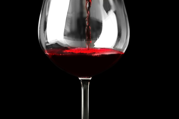 Wijn gieten in glas - Foto, afbeelding