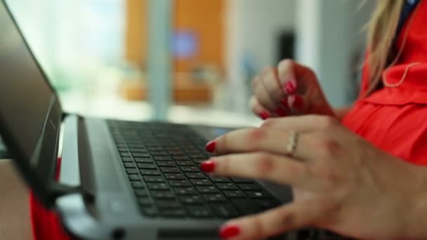 Naisten kädet kirjoittaminen tietokoneella
 - Materiaali, video