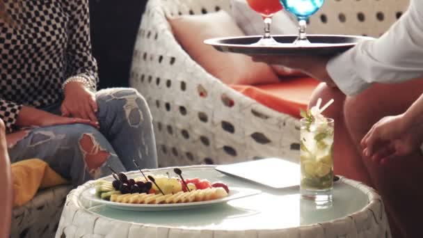 Niet-identificeerbare mensen drinken en eten aan tafel - Video