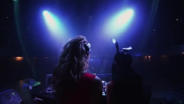 Zadní straně mc holka a dj dívka v Zaječí masku na točnu v nočním klubu. Tanec - Záběry, video