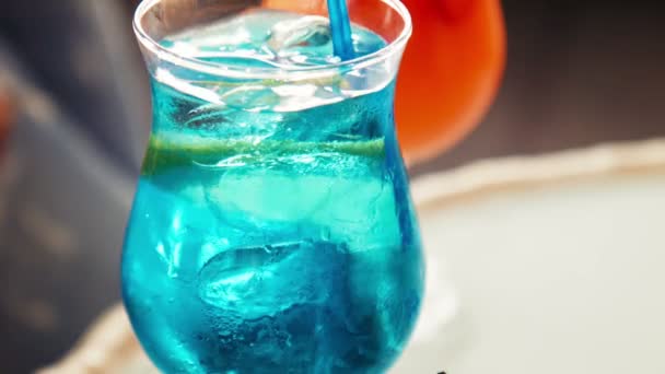 Close-up op blauwe drank met vrucht segment - Video