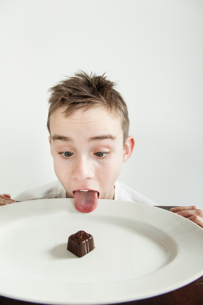 Poika toivoen syödä herkullista suklaata neliö
 - Valokuva, kuva