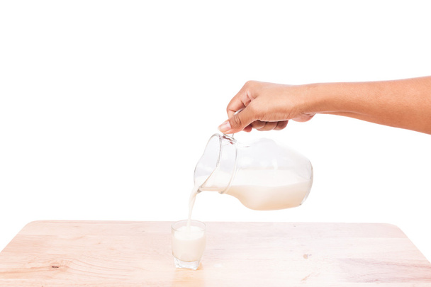 Ruka ženy nalijte mléko do sklenice - Fotografie, Obrázek