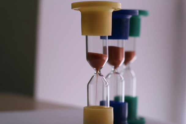 Close-up van verscheidenheid timing sandglasses op witte achtergrond  - Foto, afbeelding
