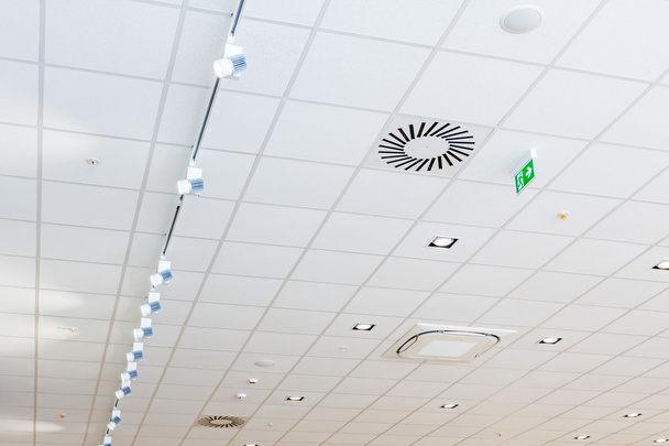 Современный офисный потолок с воздуховодом и лампами
 - Фото, изображение