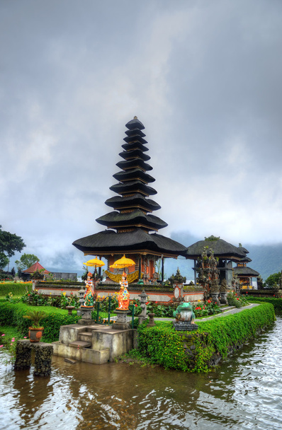 Pura ulun danu bratan, hinduskiej świątyni na bratan jeziora, bali, Indonezja - Zdjęcie, obraz