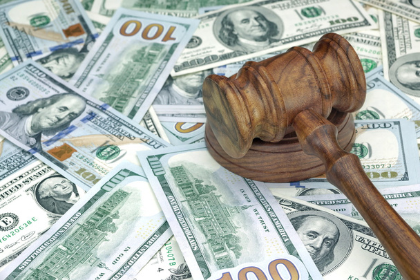 Судьи или аукционисты молоток на огромные деньги кучу
 - Фото, изображение