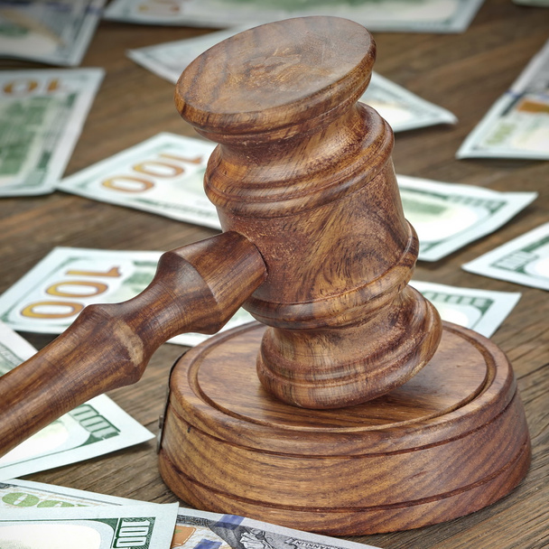 Фінансова злочинність або шахрайство або Концепція аукціону з суддями Гевелем або Аукціонний молоток і гроші стоять на тлі, крупним планом
 - Фото, зображення