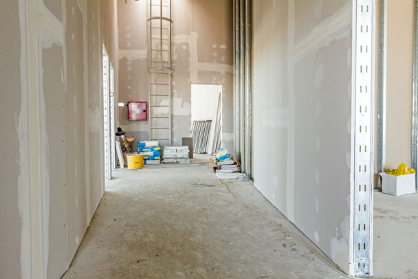 Гипсовая стена в стадии строительства, готова к следующему шагу
 - Фото, изображение