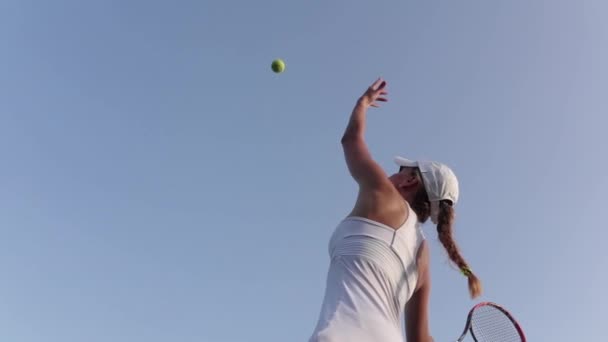 Beautiful female tennis player serving outdoor - Záběry, video