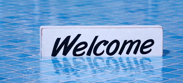 スポーツ競争概念プール水面にホワイト ボードに歓迎看板 - 写真・画像