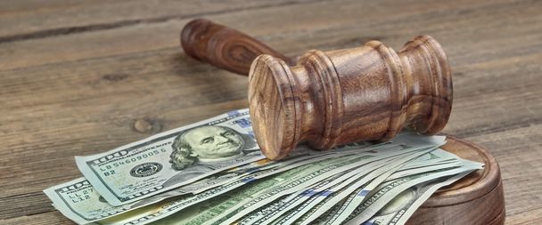 Δικαστές ή Auctioneers σφυρί και χρήματα στοίβα σε φόντο ξύλινη - Φωτογραφία, εικόνα