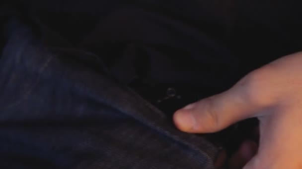 Mann hält Smartphone mit kaputtem Bildschirm in der Hand - Filmmaterial, Video