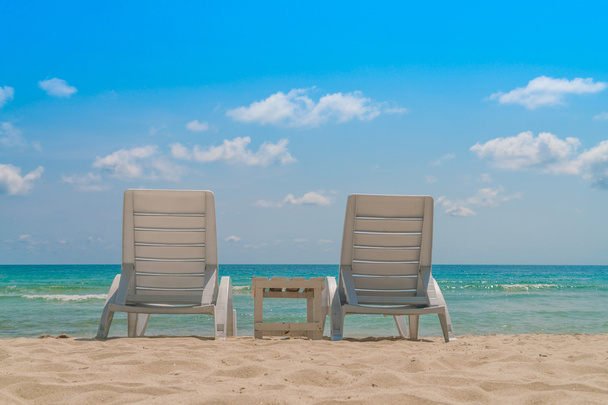 Cadeiras de praia na praia de areia branca tropical
 - Foto, Imagem