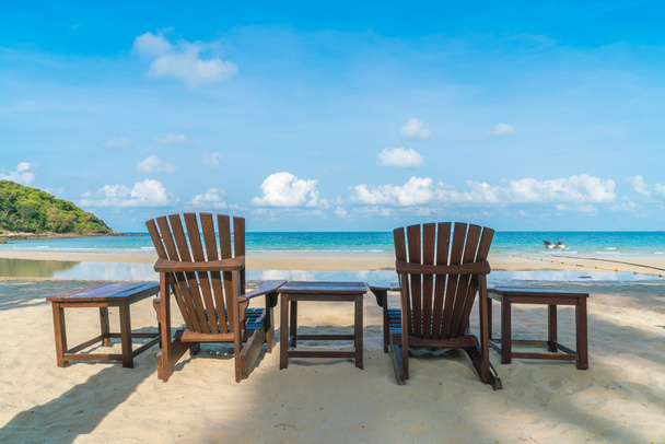 Красиві пляжні стільці на тропічному білому піщаному пляжі
 - Фото, зображення