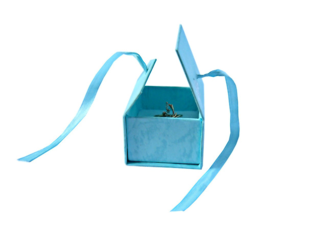 Caja de regalo con un anillo
 - Foto, Imagen