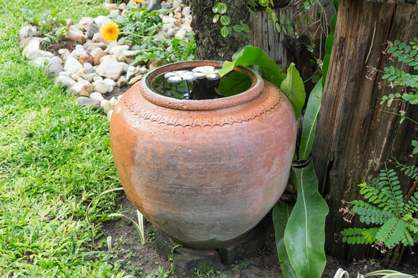 Πήλινο βάζο στο κήπο Ταϊλάνδης βάζα για την αποθήκευση βρόχινου νερού - Φωτογραφία, εικόνα