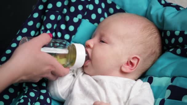 Bebê recém-nascido está sugando
 - Filmagem, Vídeo