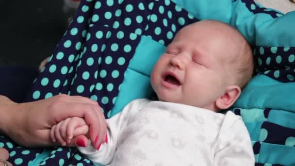 Vastasyntynyt vauva itkee - Materiaali, video