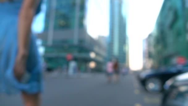 Szczupła dziewczyna w niebieskiej sukni spaceru z kamery na ulicy, Super powolny ruch bokeh wideo, 250 fps - Materiał filmowy, wideo