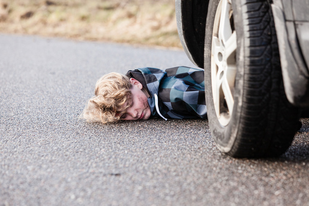Підлітком Fatality аварії автомобіля на мокра бруківка - Фото, зображення