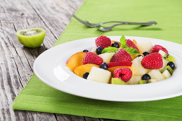 lahodné ovoce a bobuloviny letní salát zdobený mátou op - Fotografie, Obrázek