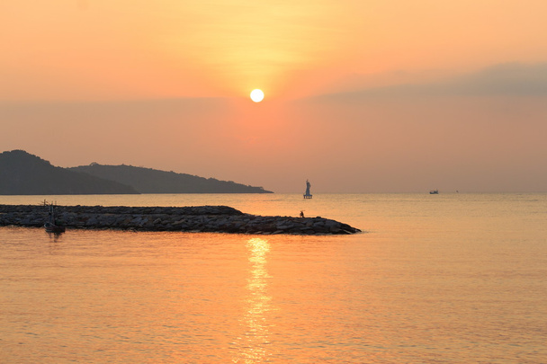  zonsopgang op zee. verscheidenheid van kleuren  - Foto, afbeelding