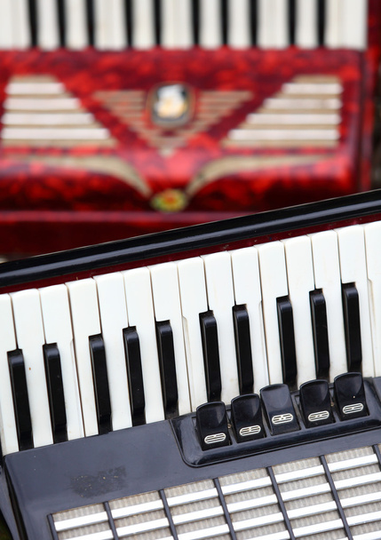 Detalle de dos acordeones para piano
 - Foto, imagen