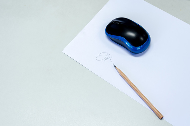 コンピューターのマウスとホワイト ペーパー オフィスの人の [ok] を書く - 写真・画像