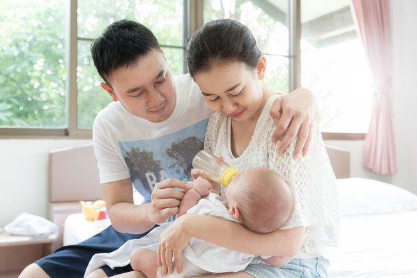 Ruokinta Vauva vauva. Aasialainen perhe äiti ja isä ruokinta
 - Valokuva, kuva