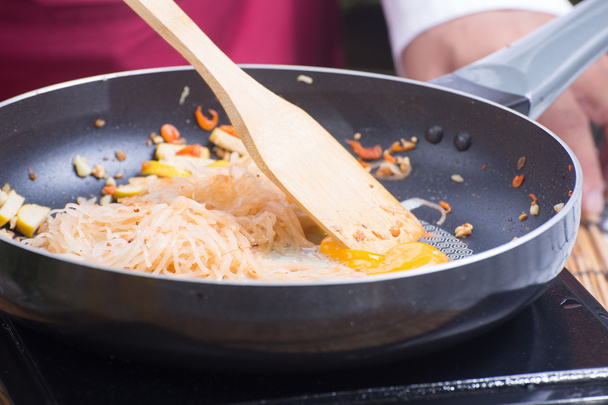 Cuoco stitr pasta di riso fritto per cucinare Pad Thai
  - Foto, immagini