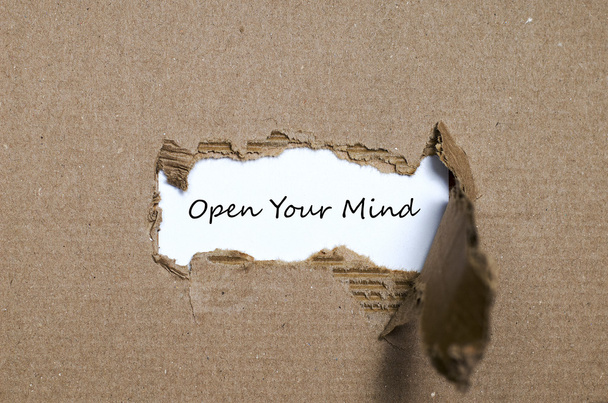 das Wort open your mind erscheint hinter zerrissenem Papier - Foto, Bild