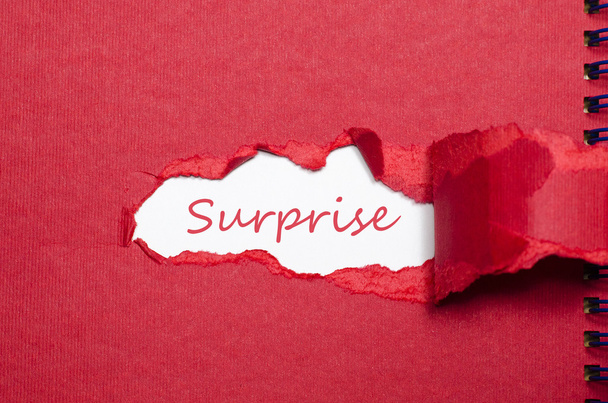 Слово "сюрприз" появляется за рваной бумагой
 - Фото, изображение