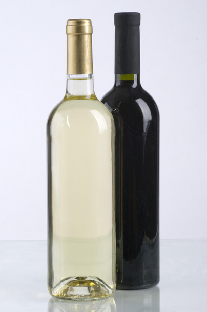Red and white wine bottles - Fotoğraf, Görsel