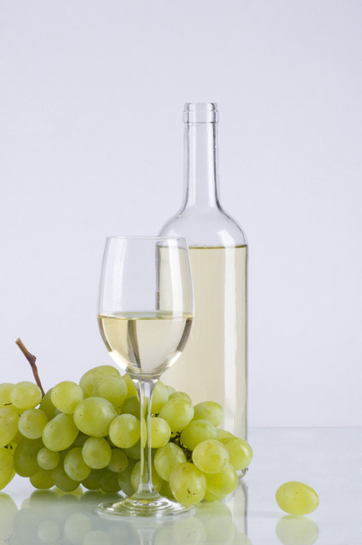 White wine bottle, glass and grapes - Fotoğraf, Görsel