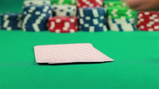 Poker žetony a dvě esa na zeleném pozadí - Záběry, video