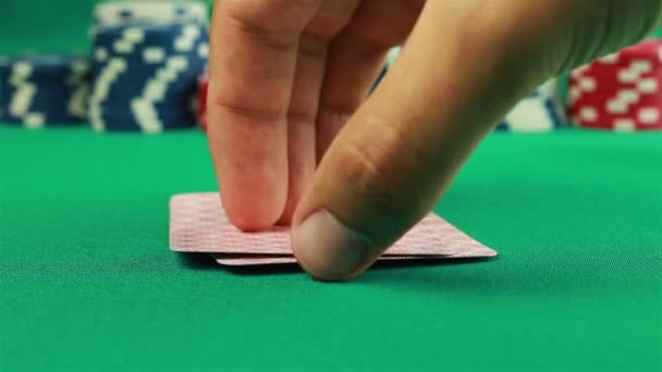 Poker žetony a šest, dvojka na zeleném pozadí - Záběry, video