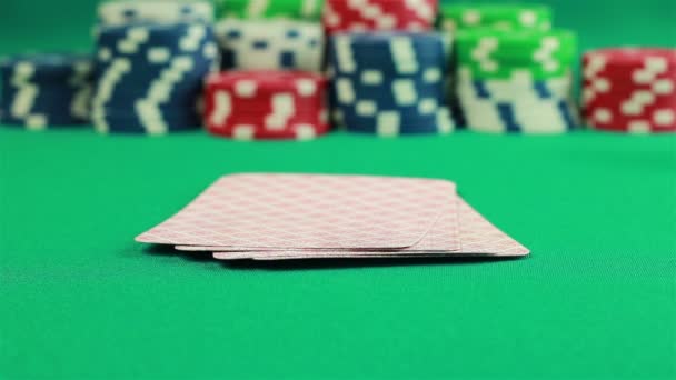 Poker žetony a čtyři esa na zeleném pozadí - Záběry, video
