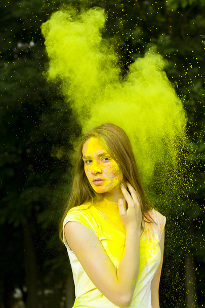 Ελκυστική μελαχρινή γυναίκα στις holi Φεστιβάλ χρώμα - Φωτογραφία, εικόνα