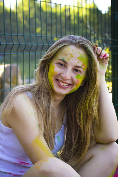 Gelukkig jonge vrouw op holi festival - Foto, afbeelding
