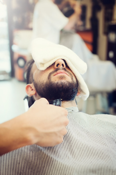 Ritual tradicional de afeitar la barba
 - Foto, imagen