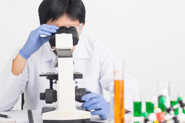 Laboratório de pesquisa laboratório de cientista médico, pessoas cientista olhando microscópio para análise em sala de laboratório de teste. - Foto, Imagem