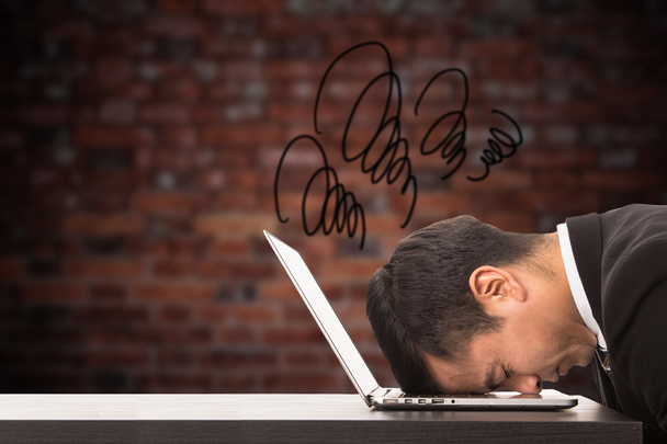 Üzletember túlterheltek stressz túlterheli a számítógép laptop a érzése. - Fotó, kép