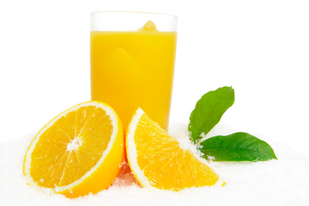 Zumo de naranja, fruta, cubitos de hielo y hojas sobre hielo sobre blanco
 - Foto, imagen