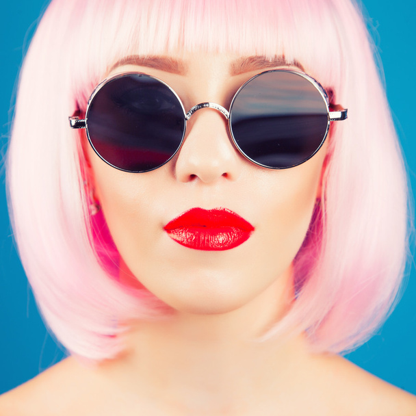 beautiful woman wearing wig and  sunglasses - Foto, Imagen