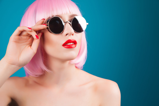 beautiful woman wearing wig and  sunglasses - Fotografie, Obrázek